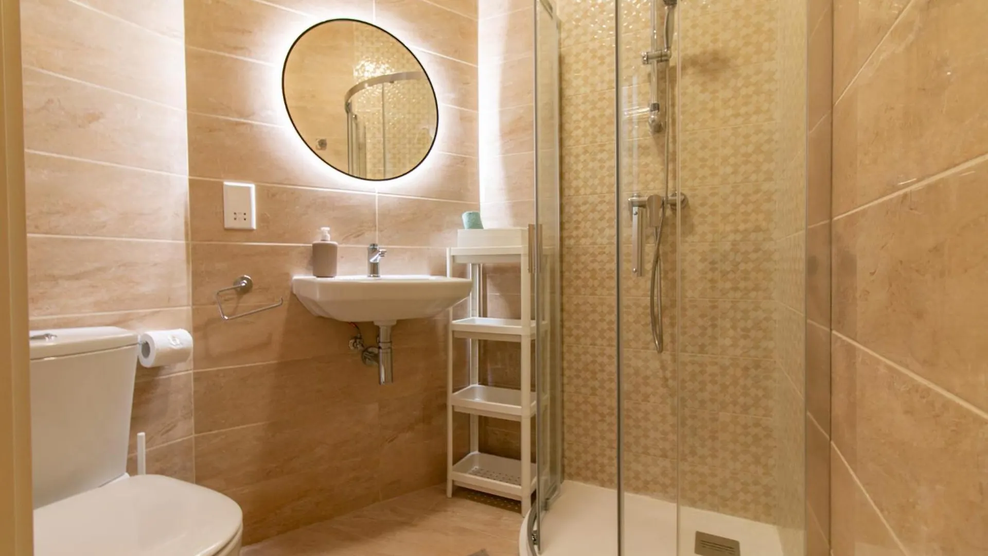 The Cozy Cove- Sea Steps Away Apartment Gzira