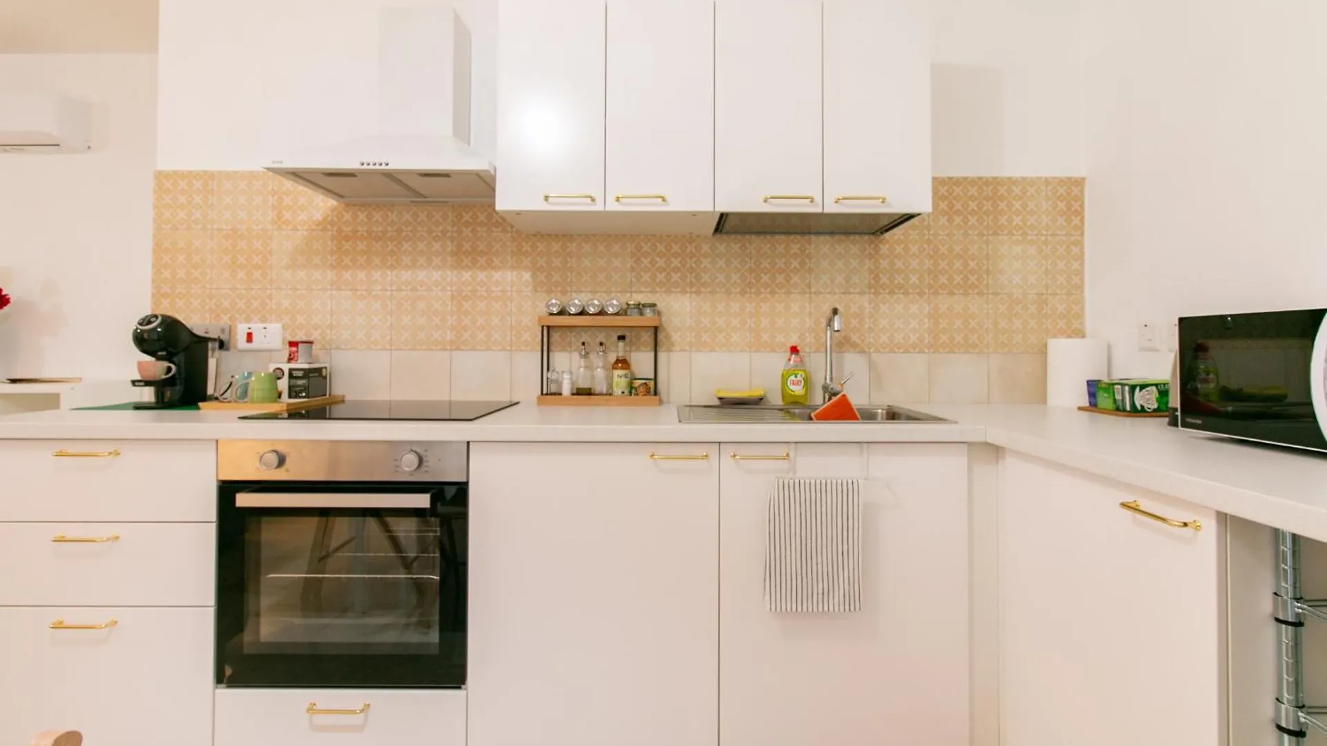 The Cozy Cove- Sea Steps Away Apartment Gzira